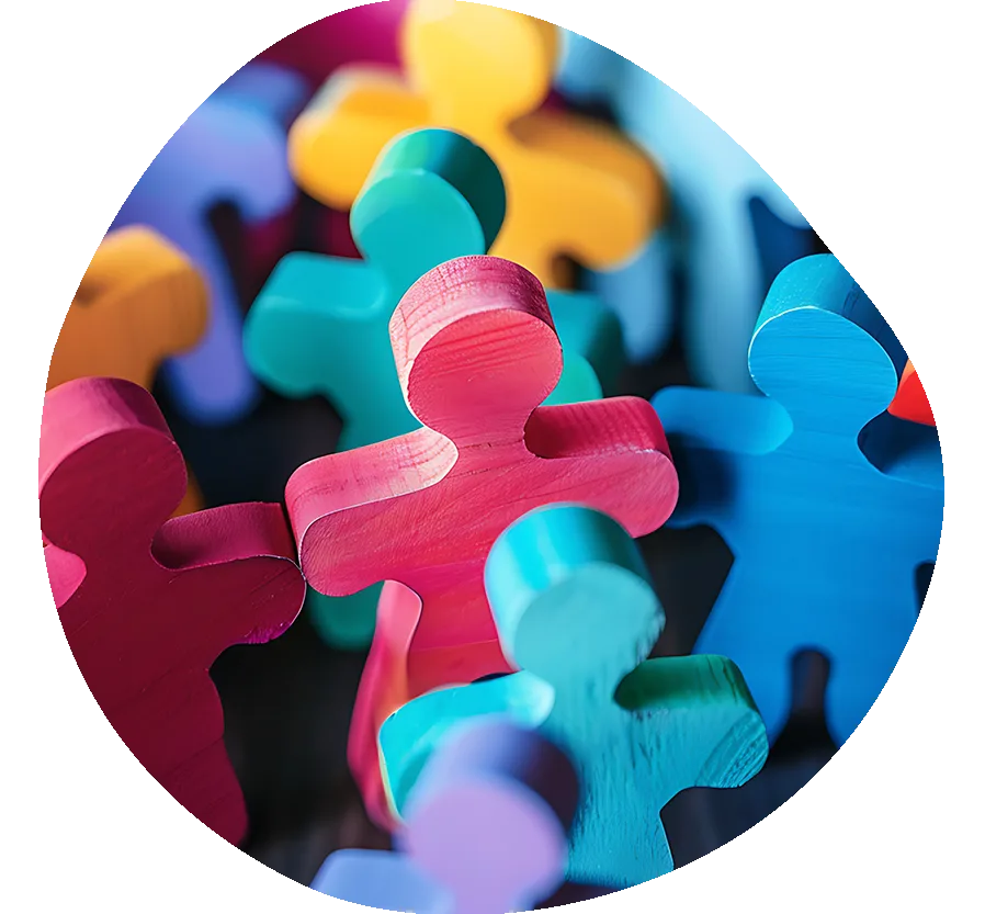 Figuras de personas de madera, multicolores, abrazándose como piezas de puzzle